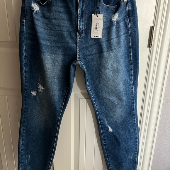 JUDY BLUE 15/32 Straight Leg w/Rainbow above pocket NWT (regularly $65) 🌈🌈 - Picture 7 of 10